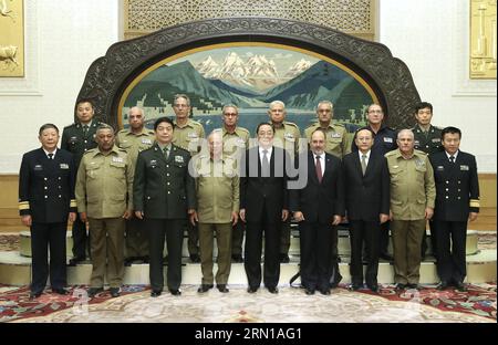 (141211) -- PEKING, 11. Dezember 2014 -- Yu Zhengsheng (C, Front), Vorsitzender des Nationalen Komitees der Politischen Konsultativkonferenz des chinesischen Volkes (CPPCC), trifft sich mit dem kubanischen Minister der Revolutionären Streitkräfte Leopoldo Cintra Frias (4. L, Front) in Peking, Hauptstadt Chinas, 11. Dezember 2014. ) (mp) CHINA-BEIJING-YU ZHENGSHENG-KUBANISCHE VERTEIDIGUNG CHIEF-MEETING (CN) PangxXinglei PUBLICATIONxNOTxINxCHN Peking DEC 11 2014 Yu Zheng Sheng C Front Vorsitzender des Nationalen Komitees der chinesischen Prominenten S politische Beratungskonferenz CPPCC trifft mit kubanischen Ministern der Revol Stockfoto