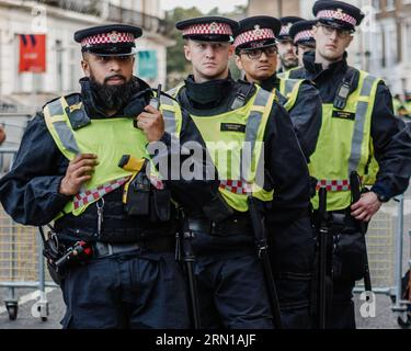 Die Polizei zeigt ihre Anwesenheit beim Notting Hill Carnival in London. Stockfoto