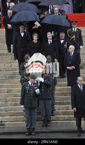 (141212) -- BRÜSSEL, 12. Dezember 2014 -- Belgiens König Philippe (R, Mitte) und Königin Mathilde (L, Mitte) folgen dem Sarg der belgischen Königin Fabiola, während sie die Kathedrale St. Michael und St. Gudula während ihrer Beerdigung in Brüssel, der Hauptstadt Belgiens, am 12. Dezember 2014. Die belgische Königin Fabiola, Witwe von König Baudouin und Königin zwischen 1960 und 1993, starb am 5. Dezember im Alter von 86 Jahren. BELGIEN-BRÜSSEL-KÖNIGIN-FABIOLA-BEERDIGUNG YexPingfan PUBLICATIONxNOTxINxCHN Brüssel DEZ 12 2014 Belgien S King Philippe r Center und Queen Mathilde l Center folgen dem Sarg der belgischen Königin Fabiola als The Stockfoto