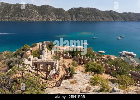 Panoramablick von der Burg Simena / Festung mit den zinnenbewehrten Mauern der Burg und der Insel Kekova, Simena, Türkei Stockfoto