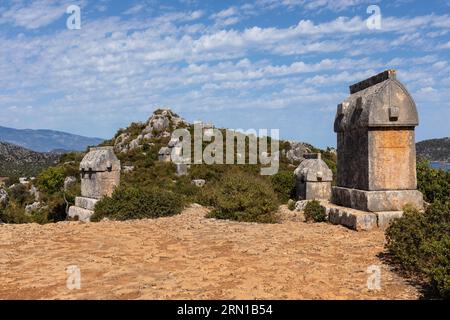 Nahaufnahme des antiken Steinsarkophagi Simena / Sarkophag (lykische Gräber) in der Lykischen Nekropole auf dem oberen Hügel, Simena, Türkei Stockfoto