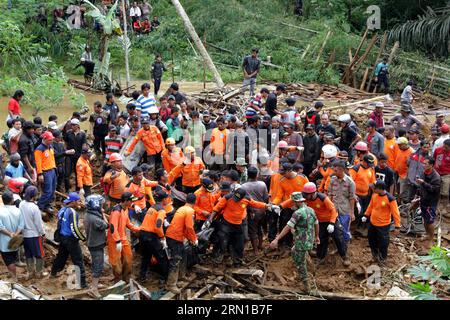 AKTUELLES ZEITGESCHEHEN Bergungsarbeiten nach Erdrutsch in Indonesien (141213) -- ZENTRAL-JAVA, 13. Dezember 2014 -- Such- und Rettungsteam evakuieren Erdrutschopfer im Bezirk Banjarnegara in Zentral-Java, Indonesien, 13. Dezember 2014. Die Rettungskräfte hatten 17 Leichen gefunden und die Suche nach den 91 Vermissten eingestellt, nachdem die Erdrutsche am Freitag Dutzende Häuser im Banjarnegara-Bezirk in Zentraljava wegen starker Regenfälle begraben hatten. (Zjy) INDONESIEN-ZENTRAL-JAVA-ERDRUTSCH NurulxImani PUBLICATIONxNOTxINxCHN Nachrichten aktuelle Ereignisse Bergungsarbeit nach Erdrutsch in Indonesien CEN Stockfoto