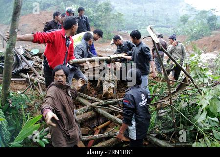 AKTUELLES ZEITGESCHEHEN Bergungsarbeiten nach Erdrutsch in Indonesien (141213) -- ZENTRAL-JAVA, 13. Dezember 2014 -- Menschen evakuieren Erdrutschopfer im Bezirk Banjarnegara in Zentral-Java, Indonesien, 13. Dezember 2014. Die Rettungskräfte hatten 17 Leichen gefunden und die Suche nach den 91 Vermissten eingestellt, nachdem die Erdrutsche am Freitag Dutzende Häuser im Banjarnegara-Bezirk in Zentraljava wegen starker Regenfälle begraben hatten. (Zjy) INDONESIEN-ZENTRAL-JAVA-ERDRUTSCH NurulxImani PUBLICATIONxNOTxINxCHN Nachrichten aktuelle Ereignisse Bergungsarbeiten nach Erdrutsch in Indonesien Zentral-Java DEC 13 Stockfoto