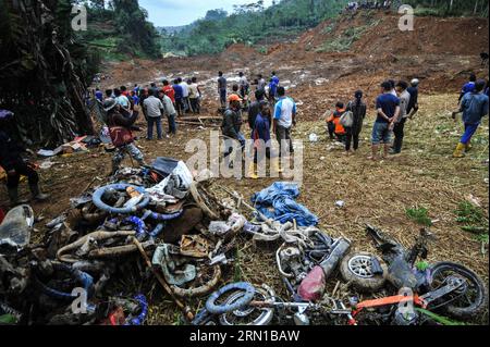 AKTUELLES ZEITGESCHEHEN Bergungsarbeiten nach Erdrutsch in Indonesien (141214) -- ZENTRAL-JAVA, 14. Dezember 2014 -- Foto aufgenommen am 14. Dezember 2014 zeigt die Trümmer von Motorrädern nach einem Erdrutsch im Dorf Sampang in Banjarnegara, Indonesien. Die Opfer, einschließlich der Anwohner und Besucher, wurden noch begraben. ) INDONESIEN-ERDRUTSCH-RETTUNG VerixSanovri PUBLICATIONxNOTxINxCHN Nachrichten aktuelle Ereignisse Bergungsarbeiten nach ERDRUTSCH in Indonesien Zentraljava DEC 14 2014 Foto aufgenommen AM DEC 14 2014 zeigt die Trümmer von Motorrädern nach einem Erdrutsch im Dorf in Indonesien Opfer einschliesslich Stockfoto