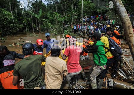 AKTUELLES ZEITGESCHEHEN Bergungsarbeiten nach Erdrutsch in Indonesien (141214) -- ZENTRAL-JAVA, 14. Dezember 2014 -- Mitglieder des Rettungsteams und Dorfbewohner tragen die Leiche über einen Fluss, nachdem ein Erdrutsch das Dorf Sampang in Banjarnegara, Indonesien, getroffen hat. Die Opfer, einschließlich der Anwohner und Besucher, wurden noch begraben. ) INDONESIEN-ERDRUTSCH-RETTUNG VerixSanovri PUBLICATIONxNOTxINxCHN Nachrichten aktuelle Ereignisse Bergungsarbeit nach ERDRUTSCH in Indonesien Zentral-Java DEC 14 2014 Mitglieder des Rettungsteams und Dorfbewohner tragen den Toten über einen Fluss, nachdem ein Erdrutsch das Dorf in Indonesien getroffen hat Stockfoto