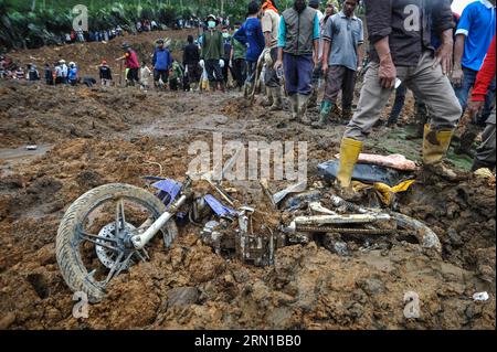 AKTUELLES ZEITGESCHEHEN Bergungsarbeiten nach Erdrutsch in Indonesien (141214) -- ZENTRAL-JAVA, 14. Dezember 2014 -- Foto aufgenommen am 14. Dezember 2014 zeigt die Trümmer eines Motorrades nach einem Erdrutsch im Dorf Sampang in Banjarnegara, Indonesien. Die Opfer, einschließlich der Anwohner und Besucher, wurden noch begraben. ) INDONESIEN-ERDRUTSCH-RETTUNG VerixSanovri PUBLICATIONxNOTxINxCHN Nachrichten aktuelle Ereignisse Bergungsarbeiten nach ERDRUTSCH in Indonesien Zentraljava DEC 14 2014 Foto aufgenommen AM DEC 14 2014 zeigt den Schutt eines Motorrades nach einem Erdrutsch im Dorf in Indonesien Opfer einschliesslich Stockfoto