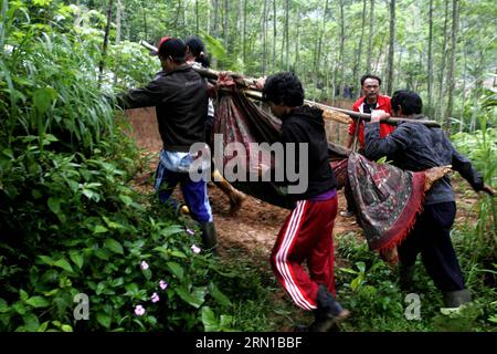 AKTUELLES ZEITGESCHEHEN Bergungsarbeiten nach Erdrutsch in Indonesien (141214) -- ZENTRAL-JAVA, 13. Dezember 2014 -- Rettungskräfte evakuieren Erdrutschopfer im Bezirk Banjarnegara in Zentral-Java, Indonesien, 13. Dezember 2014. Die Rettungskräfte hatten 19 Leichen gefunden und die Suche nach den 91 Vermissten eingestellt, nachdem die Erdrutsche am Freitag Dutzende von Häusern im Banjarnegara-Bezirk in Zentraljava wegen starker Regenfälle begraben hatten. (lyi) INDONESIEN-ZENTRAL-JAVA-ERDRUTSCH NurulxImani PUBLICATIONxNOTxINxCHN Nachrichten aktuelle Ereignisse Bergungsarbeiten nach Erdrutsch in Indonesien Zentral-Java DEC 13 2014 Rescue Evakuierung VI Stockfoto