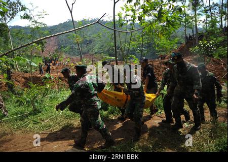 AKTUELLES ZEITGESCHEHEN Bergungsarbeiten nach Erdrutsch in Indonesien (141214) -- ZENTRAL-JAVA, 14. Dezember 2014 -- indonesische Soldaten und Dorfbewohner tragen die Leiche nach einem Erdrutsch in Sampang in Banjarnegara, Indonesien. Die Opfer, einschließlich der Anwohner und Besucher, wurden noch begraben. ) INDONESIEN-ERDRUTSCH-RETTUNG VerixSanovri PUBLICATIONxNOTxINxCHN Nachrichten aktuelle Ereignisse Bergungsarbeit nach Erdrutsch in Indonesien Zentraljava DEC 14 2014 indonesische Soldaten und Dorfbewohner tragen die Leiche, nachdem ein Erdrutsch das Dorf in Indonesien getroffen hat, einschließlich der beiden Loca Stockfoto