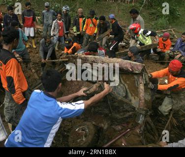 AKTUELLES ZEITGESCHEHEN Bergungsarbeiten nach Erdrutsch in Indonesien (141214) -- ZENTRAL-JAVA, 13. Dezember 2014 --Rettungskräfte evakuieren die Trümmer eines Autos, das vom Erdrutsch im Banjarnegara-Bezirk in Zentral-Java, Indonesien, 13. Dezember 2014 betroffen war. Die Rettungskräfte hatten 19 Leichen gefunden und die Suche nach den 91 Vermissten eingestellt, nachdem die Erdrutsche am Freitag Dutzende von Häusern im Banjarnegara-Bezirk in Zentral-Java wegen starker Regenfälle begraben hatten. )(lyi) INDONESIEN-ZENTRAL-JAVA-ERDRUTSCH NurulxImani PUBLICATIONxNOTxINxCHN Nachrichten aktuelle Ereignisse Bergungsarbeiten nach Erdrutsch in Indonesien Zentral-Java DEC 13 2014 Stockfoto