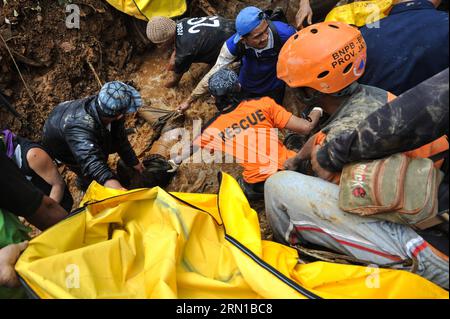 AKTUELLES ZEITGESCHEHEN Bergungsarbeiten nach Erdrutsch in Indonesien (141214) -- ZENTRAL-JAVA, 14. Dezember 2014 -- Mitglieder des Rettungsteams und Dorfbewohner finden eine Leiche, nachdem ein Erdrutsch das Dorf Sampang in Banjarnegara, Indonesien, getroffen hat. Die Opfer, einschließlich der Anwohner und Besucher, wurden noch begraben. ) INDONESIEN-ERDRUTSCH-RETTUNG VerixSanovri PUBLICATIONxNOTxINxCHN Nachrichten aktuelle Ereignisse Bergungsarbeit nach ERDRUTSCH in Indonesien Zentral-Java DEC 14 2014 Mitglieder des Rettungsteams und Dorfbewohner finden eine Leiche, nachdem ein Erdrutsch das Dorf in Indonesien getroffen hat, einschließlich der beiden lokalen Resi Stockfoto