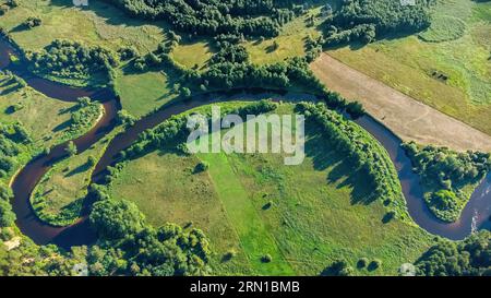 Der litauische Fluss Merkys und seine Schleife. Blick von oben. Merkys-Schleifenbelichtung. Dzukija Nationalpark Stockfoto