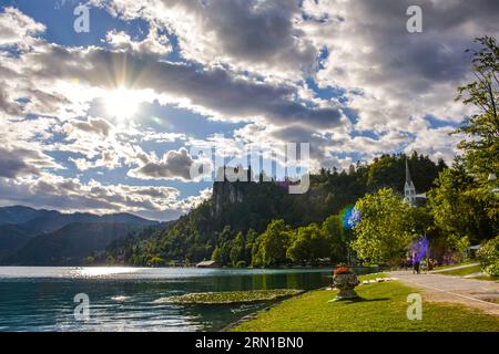 Die Ufer des Bleder Sees an einem sonnigen Tag - Slowenien Stockfoto