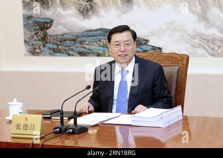 Zhang Dejiang, Vorsitzender des Ständigen Ausschusses des Nationalen Volkskongresses Chinas (NPC), leitet die 36. Sitzung des Vorsitzenden und stellvertretenden Vorsitzenden des Ständigen Ausschusses des NPC in der Großen Halle des Volkes in Peking, der Hauptstadt Chinas, am 15. Dezember 2014. ) (wyl) CHINA-BEIJING-ZHANG DEJIANG-NPC-MEETING (CN) ZhangxDuo PUBLICATIONxNOTxINxCHN Zhang DEJIANG Vorsitzender des Thing Committee of China S National Celebrities S Kongress NPC Vorsitzender während der 36. Sitzung des NPC-Thing Committee S Vorsitzender und stellvertretender Vorsitzender in der Großen Halle der Berühmtheiten in Peking Hauptstadt von Chi Stockfoto