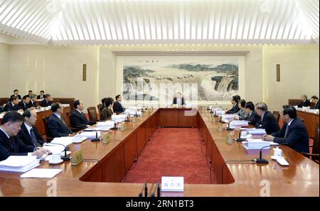 Zhang Dejiang (Back), Vorsitzender des Ständigen Ausschusses des Nationalen Volkskongresses Chinas (NPC), leitet die 36. Sitzung des Vorsitzenden und der stellvertretenden Vorsitzenden des Ständigen Ausschusses des NPC in der Großen Halle des Volkes in Peking, der Hauptstadt Chinas, am 15. Dezember 2014. ) (wyl) CHINA-BEIJING-ZHANG DEJIANG-NPC-MEETING (CN) ZhangxDuo PUBLICATIONxNOTxINxCHN Zhang Dejiang Back Vorsitzender des Thing Committee of China S National Celebrities S Kongress NPC Vorsitzender während der 36. Sitzung des NPC-Thing Committee S Vorsitzender und stellvertretender Vorsitzender in der Großen Halle der Prominenten in Peking, CA Stockfoto