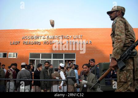 Ein pakistanischer Soldat steht vor einem Krankenhaus im nordwestlichen pakistanischen Peshawar, 16. Dezember 2014. Mindestens 84 Menschen, darunter 81 Schüler, wurden getötet und 83 weitere verletzt, als eine Gruppe von Militanten am Dienstagmorgen einen Angriff auf eine von der Armee betriebene öffentliche Schule in Peshawar in der nordwestlichen Provinz Khyber Pakhtunkhwa startete, sagte der Ministerpräsident der Provinz. )(bxq) PAKISTAN-PESHAWAR-TALIBAN-ANGRIFF UmarxQayyum PUBLICATIONxNOTxINxCHN ein pakistanischer Soldat steht vor einem Krankenhaus im Nordwesten Pakistans S Peshawar DEZ 16 2014 mindestens 84 Prominente, darunter 81 Studenten, hatten Bienen Stockfoto