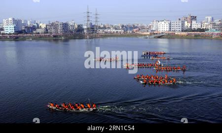 Bangladeschen nehmen an einem traditionellen Bootsrennen während der Feierlichkeiten des Sieges in Dhaka, Bangladesch, am 16. Dezember 2014 Teil. Bangladesch feierte am Dienstag seinen 43. Siegestag. )(bxq) BANGLADESCH-DHAKA-VICTORY DAY-Celebration SharifulxIslam PUBLICATIONxNOTxINxCHN Bangladeshi Prominente nehmen an einem traditionellen Bootsrennen während der Feier des Sieges in Dhaka Bangladesch DEC 16 2014 Bangladesch feierte seinen 43. Victory Day AM Dienstag Bangladesch Dhaka Victory Day Celebration PUNOBLICATxCHNxN Stockfoto