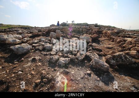 (141216) -- JERUSALEM, 16. Dezember 2014 -- israelische Archäologen arbeiten am 16. Dezember 2014 an der Ausgrabungsstätte eines 2.800 Jahre alten Bauernhauses in der Stadt Rosh HaAyin im Zentrum Israels. Die israelische Antiquities Authority gab am Montag bekannt, dass sie kürzlich bei Bergungsgrabungen in der Stadt Rosh HaAyin ein 2.800 Jahre altes Bauernhaus entdeckt hat. Das Gebäude wurde während der assyrischen Eroberung im 8. Jahrhundert v. Chr. erbaut und besteht aus 23 Räumen, die sich über eine Fläche von 1.200 Quadratmetern erstrecken und bemerkenswert gut erhalten sind, sagte Ausgrabungsdirektor Amit Shadman. () ISRAEL-ROSH HAAYIN-ANCIE Stockfoto