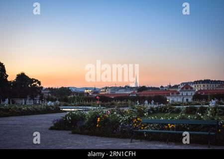 Die wunderschönen Gärten des Schlosses Belvedere bei Sonnenuntergang - Wien, Österreich Stockfoto