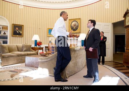 WASHINGTON, 17. Dezember 2014 -- das vom Weißen Haus veröffentlichte Foto zeigt den US-Präsidenten Barack Obama (L), der mit Ricardo Zuniga, Senior Director für die Angelegenheiten der westlichen Hemisphäre, sprach, nachdem Obama eine Erklärung zu Kuba und der Freilassung des Amerikaners Alan Gross im Oval Office des Weißen Hauses in Washington am 17. Dezember 2014 abgegeben hatte. Offizielles Foto des Weißen Hauses/Pete Souza) (lyi) US-WASHINGTON-CUBA-POLITICS-OBAMA e PETExSOUZA PUBLICATIONxNOTxINxCHN Washington DEC 17 2014 Foto veröffentlicht vom Weißen Haus zeigt US-Präsident Barack Obama l im Gespräch mit Ricardo Zuniga Senior Director für den Westen Stockfoto