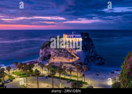 Santuario di Santa Maria dell'Isola di Tropea, eine byzantinische Wallfahrtskirche aus dem Mittelalter auf einem steilen Felsen mit Blick auf das Mittelmeer, Stockfoto