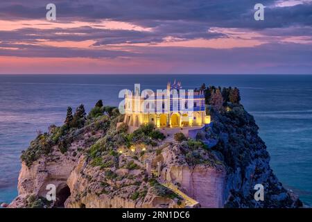 Santuario di Santa Maria dell'Isola di Tropea, eine byzantinische Wallfahrtskirche aus dem Mittelalter auf einem steilen Felsen mit Blick auf das Mittelmeer, Stockfoto