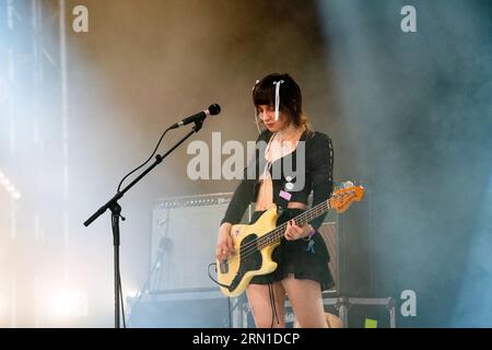 Alex Brady von Julie – eine Grunge/Shoegaze-Band aus Orange County – beim Green man Festival in Wales, Großbritannien, August 2023. Foto: Rob Watkins Stockfoto