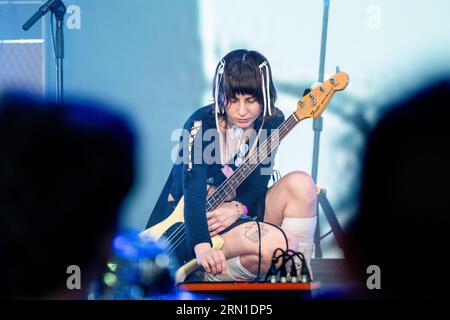 Alex Brady von Julie – eine Grunge/Shoegaze-Band aus Orange County – beim Green man Festival in Wales, Großbritannien, August 2023. Foto: Rob Watkins Stockfoto