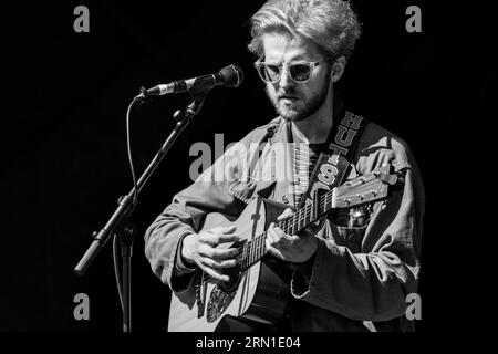 Christian Lee Hutson spielt die Walled Garden Stage beim Green man Festival in Wales, Großbritannien, August 2023. Foto: Rob Watkins Stockfoto