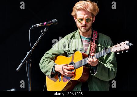 Christian Lee Hutson spielt die Walled Garden Stage beim Green man Festival in Wales, Großbritannien, August 2023. Foto: Rob Watkins Stockfoto