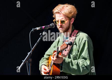 Christian Lee Hutson spielt die Walled Garden Stage beim Green man Festival in Wales, Großbritannien, August 2023. Foto: Rob Watkins Stockfoto