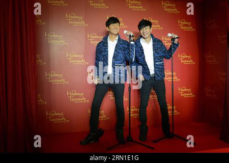 Singapurs Sänger JJ Lin (R) posiert für Fotos mit seiner Wachsfigur auf der Madame Tussauds Singapore auf der Sentosa Island, 22. Dezember 2014. Madame Tussauds Singapore hielt am Montag eine Enthüllungszeremonie der Wachsfigur von JJ Lin ab. (lmz) SINGAPUR-MADAME TUSSAUDS-WAX FIGUR-JJ LIN ThenxChihxWey PUBLICATIONxNOTxINxCHN Singapur S Singer JJ Lin r posiert für Fotos mit seiner WAX Figur AUF den Madame Tussauds Singapur AUF Singapur S Sentosa Island DEC 22 2014 Madame Tussauds Singapore Hero zur Enthüllungszeremonie von Madame WAX Montag Tussauds WAX Figur JJ Lin PUB Stockfoto