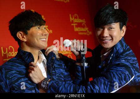 Singapurs Sänger JJ Lin (R) posiert für Fotos mit seiner Wachsfigur auf der Madame Tussauds Singapore auf der Sentosa Island, 22. Dezember 2014. Madame Tussauds Singapore hielt am Montag eine Enthüllungszeremonie der Wachsfigur von JJ Lin ab. (lmz) SINGAPUR-MADAME TUSSAUDS-WAX FIGUR-JJ LIN ThenxChihxWey PUBLICATIONxNOTxINxCHN Singapur S Singer JJ Lin r posiert für Fotos mit seiner WAX Figur AUF den Madame Tussauds Singapur AUF Singapur S Sentosa Island DEC 22 2014 Madame Tussauds Singapore Hero zur Enthüllungszeremonie von Madame WAX Montag Tussauds WAX Figur JJ Lin PUB Stockfoto