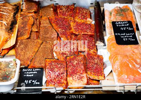 Appetitlicher frittierter Fisch auf einem Lebensmittelmarkt in Finnland. Verschiedene geräucherte Fischprodukte. Stockfoto