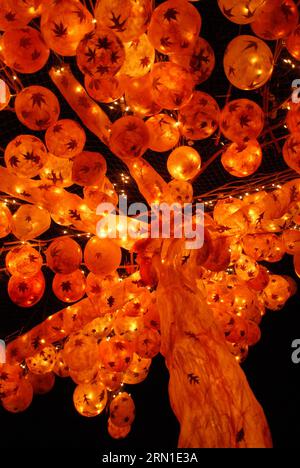 Ein Baum aus Laternen wird beim 21. Jährlichen Winter Solstice Lantern Festival in Vancouver, Kanada, am 21. Dezember 2014 gesehen. Das jährliche Festival ehrt viele kulturelle Traditionen und erleuchtet die längste Nacht des Jahres mit Laternen, Feuer, Musik und Tanz. ) KANADA-VANCOUVER-WINTER SOLSTICE LATERNE FESTIVAL SergeixBachlakov PUBLICATIONxNOTxINxCHN ein Baum aus Laternen IST Seen während des 21. Jährlichen Winter Solstice Laterne Festival in Vancouver Kanada AM 21. Dezember 2014 zu Ehren VIELER kultureller Traditionen das jährliche Festival beleuchtet die LÄNGSTE Nacht des Jahres mit Laternen Feuer Mus Stockfoto