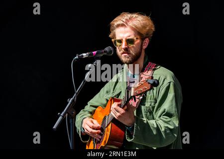 Christian Lee Hutson spielt die Walled Garden Stage beim Green man Festival in Wales, Großbritannien, August 2023. Foto: Rob Watkins Stockfoto