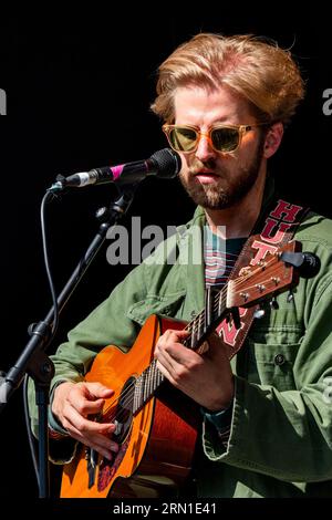 Christian Lee Hutson spielt die Walled Garden Stage beim Green man Festival in Wales, Großbritannien, August 2023. Foto: Rob Watkins Stockfoto