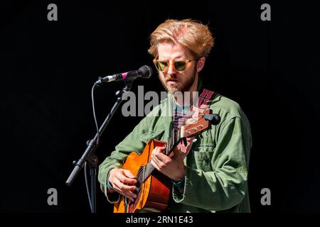 Christian Lee Hutson spielt die Walled Garden Stage beim Green man Festival in Wales, Großbritannien, August 2023. Foto: Rob Watkins Stockfoto