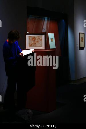 (141223) -- Frankfurt, 23. Dezember 2014 -- Ein Besucher genießt Kunstwerke in der Ausstellung Raffael to Titian im Staedel Museum in Frankfurt am 23. Dezember 2014. Die Ausstellung findet vom 10. August 2014 bis zum 11. November 2015 statt, auf der neunzig Werke zwischen dem Jahr 1430 und dem Jahr 1600 vorgestellt werden. ) DEUTSCH-FRANKFURT-AUSSTELLUNG LuoxHuanhuan PUBLICATIONxNOTxINxCHN Frankfurt DEC 23 2014 ein Besucher genießt Kunstwerke AUF der Ausstellung Raphael bis Titian IM Staedel Museum in Frankfurt AM 23. DEC 2014 die Ausstellung IST Held vom 10. August 2014 bis 11. Nov 2015, AUF die Ninety arbeitet Stockfoto