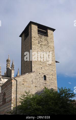 Broletto Tower (Rathaus aus dem 13. Jahrhundert) in Como, Lombardei, Italien Stockfoto