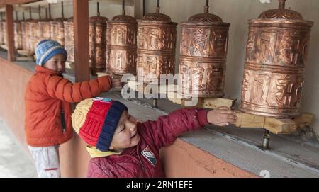 (141224) -- LEH, 24. Dezember 2014 -- buddhistische Kinder Rollen die Gebetsmühlen im Kloster Hemis am Vorabend von Losar im Bezirk Leh, etwa 460 km von Srinagar, der Sommerhauptstadt des von Indien kontrollierten Kaschmirs, 21. Dezember 2014. Losar, das Buddhistenfest von Ladakh, beginnt zwei Monate vor dem tatsächlichen Losar-Datum. ) KASHMIR-LEH-BUDDHIST-LOSAR TumpaxMondal PUBLICATIONxNOTxINxCHN Leh DEC 24 2014 BUDDHISTISCHE Kinder Rollen die Gebetsräder IM Kloster Hemis AM Abend von Losar im Bezirk Leh etwa 460 km von Srinagar entfernt, der Sommerhauptstadt des von Indien kontrollierten Kaschmir DEC 21 2014 Losar Stockfoto