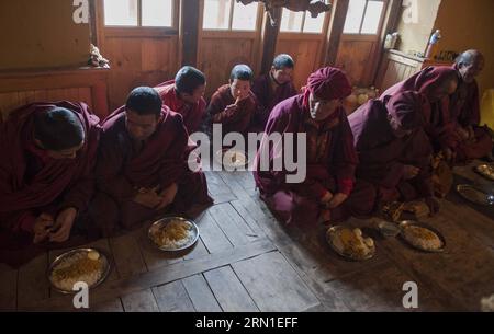 (141224) -- LEH, 24. Dezember 2014 -- buddhistische Mönche essen im Kloster Hemis am Vorabend von Losar im Bezirk Leh, etwa 460 km von Srinagar, der Sommerhauptstadt des von Indien kontrollierten Kaschmirs, am 21. Dezember 2014. Losar, das Buddhistenfest von Ladakh, beginnt zwei Monate vor dem tatsächlichen Losar-Datum. ) KASHMIR-LEH-BUDDHIST-LOSAR TumpaxMondal PUBLICATIONxNOTxINxCHN Leh DEC 24 2014 BUDDHISTISCHE Mönche essen IM Kloster Hemis AM Abend von Losar im Bezirk Leh, etwa 460 km von Srinagar entfernt, der Sommerhauptstadt des indischen kontrollierten Kaschmir DEC 21 2014 Losar, dem Buddhisten-Festival von Lada Stockfoto