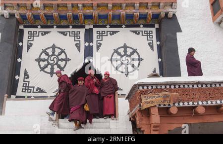 (141224) -- LEH, 24. Dezember 2014 -- buddhistische Mönche kommen nach dem Morgengebet aus dem Hemis-Kloster am Vorabend von Losar im Bezirk Leh heraus, etwa 460 km von Srinagar, der Sommerhauptstadt des von Indien kontrollierten Kaschmirs, 21. Dezember 2014. Losar, das Buddhistenfest von Ladakh, beginnt zwei Monate vor dem tatsächlichen Losar-Datum. ) KASHMIR-LEH-BUDDHIST-LOSAR TumpaxMondal PUBLICATIONxNOTxINxCHN Leh DEC 24 2014 BUDDHISTISCHE Mönche kommen nach dem morgendlichen Gebet aus dem Kloster Hemis AN der Eva von Losar im Bezirk Leh, etwa 460 km von Srinagar, der Sommerhauptstadt von Indian Con entfernt Stockfoto