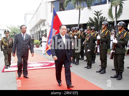 (141224) -- PHNOM PENH, 24. Dezember 2014 -- thailändischer stellvertretender Premierminister und Verteidigungsminister Prawit Wongsuwan (C) und sein kambodschanischer Amtskollege Tea Banh (2. L) inspizieren die Ehrenwache am 24. Dezember 2014 in Phnom Penh. Prawit kam hier am Mittwoch für einen zweitägigen Besuch an.) KAMBODSCHA-PHNOM PENH-THAILAND-BESUCH Sovannara PUBLICATIONxNOTxINxCHN Phnom PENH DEC 24 2014 stellvertretende thailändische Premierminister und Verteidigungsminister Prawit Wongsuwan C und sein kambodschanischer Part Tea Banh 2. L inspizieren die EHRENGARDE in Phnom PENH DEC 24 2014 Prawit kam AM Mittwoch zu einem zweitägigen Besuch in Kambodscha Phnom an Penh Thai Stockfoto