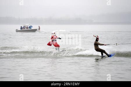 (141224) -- WASHINGTON D.C., 24. Dezember 2014 -- Ein Mann verkleidet als Santa Claus Ski auf dem Potomac River während der 29. Regionalen Weihnachtsfeier namens Water-Ski Santa in Alexandria, Virginia, USA, 24. Dezember 2014. ) US-WASHINGTON-CHRISTMAS-SANTA-WATER SKIING YinxBogu PUBLICATIONxNOTxINxCHN Washington D C DEC 24 2014 ein Mann verkleidet als Santa Claus Ski AUF dem Potomac River während der 29. Regionalen Veranstaltung zur Weihnachtsfeier namens Water Ski Santa in Alexandria Virginia der USA DEC 24 2014 US Washington Christmas Santa Water Skiing YinxBogu Stockfoto