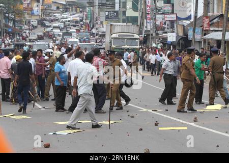 (141224) -- COLOMBO, 24. Dezember 2014 -- Demonstranten, die Vereine und Steine halten, versammeln sich vor dem Hauptsitz der Oppositionspartei United National Party (UNP) in Colombo, der Hauptstadt Sri Lankas, am 24. Dezember 2014. Während sich eine hart umkämpfte Präsidentschaftswahl in Sri Lanka näherte, trafen sich am Mittwoch Anhänger der Regierung und Oppositionstreue vor dem Oppositionssitz zusammen, sagte ein Beamter. SRI LANKA-COLOMBO-CLASH A.Jitha PUBLICATIONxNOTxINxCHN Colombo DEZ 24 2014 Demonstranten, die Vereine und Steine halten, versammeln sich vor dem Oppositionssitz der United National Party UNP S in Colombo, Hauptstadt Sri Las Stockfoto