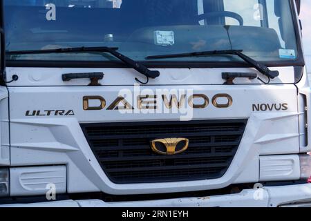 Tjumen, Russland, 09. August 2023: Vorderseite und Logo von Daewoo Ultra Novus. Stockfoto