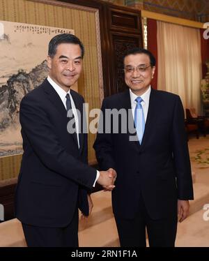(141226) -- PEKING, 26. Dezember 2014 -- der chinesische Premier Li Keqiang (R) trifft sich mit dem Leiter der Sonderverwaltungsregion Hongkong, Leung Chun-ying, in Peking, der Hauptstadt Chinas, am 26. Dezember 2014. Leung war in Peking, um seine Arbeit der Zentralregierung zu melden. (wf) CHINA-BEIJING-LI KEQIANG-LEUNG CHUN-YING-MEETING(CN) RaoxAimin PUBLICATIONxNOTxINxCHN Peking DEZ 26 2014 der chinesische Premierminister Keqiang r trifft sich mit dem Leiter der Sonderverwaltungsregion Hongkong, Leung Chun Ying, in der chinesischen Hauptstadt Peking DEZ 26 2014 Leung What in Peking, um seine Arbeit der Zentralregierung zu berichten Stockfoto