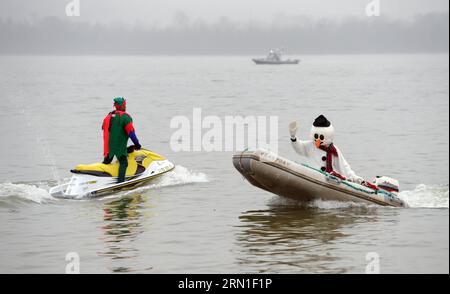 (141224) -- WASHINGTON D.C., 24. Dezember 2014 -- Ein Schneemann-Imitator tritt auf dem Potomac River während der 29. Regionalen Weihnachtsfeier namens Water-Skiing Santa in Alexandria, Virginia, USA, 24. Dezember 2014 auf. ) US-WASHINGTON-CHRISTMAS-SANTA-WATER SKIING YinxBogu PUBLICATIONxNOTxINxCHN Washington D C DEC 24 2014 ein Snowman-Imitator tritt AUF dem Potomac River während der 29. Regionalen Veranstaltung zur Weihnachtsfeier namens Water Ski Santa in Alexandria Virginia der Vereinigten Staaten DEC 24 2014 U.S. Washington Christmas Santa Water Skiing YinxBogu PUBLICATIO auf Stockfoto