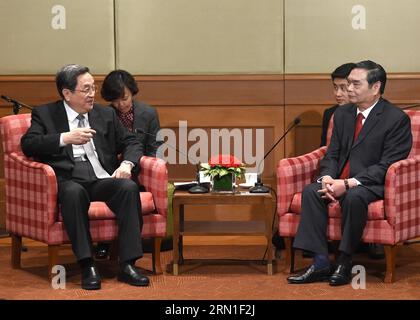 (141225) -- HANOI, 25. Dezember 2014 -- Yu Zhengsheng (L), Mitglied des Ständigen Ausschusses des Politischen Büros des Zentralkomitees der Kommunistischen Partei Chinas (CPC) und Vorsitzender des Nationalen Komitees der Politischen Konsultativkonferenz des chinesischen Volkes (CPPCC), trifft sich mit Le Hong Anh, Mitglied des Politbüros und ständiger Sekretär des Sekretariats des Zentralkomitees der Kommunistischen Partei Vietnams (CPV) in Hanoi, Vietnam, 25. Dezember 2014. ) (Zkr) VIETNAM-YU ZHENGSHENG-LE HONG ANH-MEETING LiuxJiansheng PUBLICATIONxNOTxINxCHN Hanoi DEC 25 2014 Yu Zheng Sheng l Mitglied der Sache Stockfoto