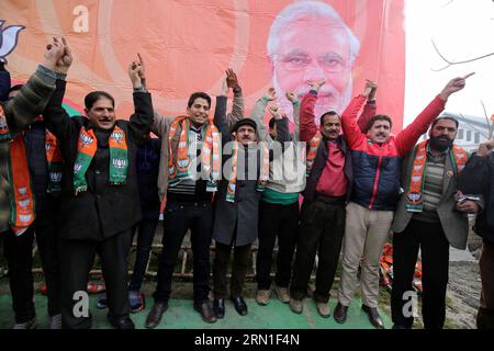 (141224) -- SRINAGAR, 24. Dezember 2014 -- Unterstützer der Bhartiya Janta Party (BJP) feiern den Sieg der Partei bei den Kommunalwahlen in Srinagar, vom Indianer kontrolliertes Kaschmir, 24. Dezember 2014. Indiens regierende Hindunationalistin Bharatiya Janata Party (BJP) erzielte bedeutende Gewinne bei den Kommunalwahlen im von Indien kontrollierten Kaschmir und entwickelte sich als zweitgrößte Partei in einer aufgehängten Legislaturperiode. ) KASCHMIR-SRINAGAR-BJP FEIERT JavedxDar PUBLICATIONxNOTxINxCHN Srinagar DEC 24 2014 Anhänger der Janta-Partei BJP feiern den Sieg der Partei S bei den Kommunalwahlen in der Srinagar-Indianer-Kontrolle Stockfoto